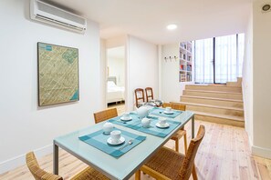 A dining area with a glass table, chairs, and a map on the wall. - Modern Apartment 2 Bd 2 Bth Near the Cathedral Catedral V (Seville)