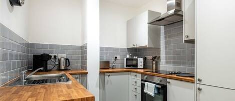 Kühlschrank, Mikrowelle, Ofen, Herdplatte