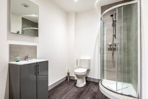 Shower, hair dryer, shampoo - Bright & Cosy Apartment in Leeds! (Leeds)