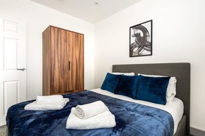 Iron/ironing board, travel cot, free WiFi, bed sheets - Bright & Cosy Apartment in Leeds! (Leeds)