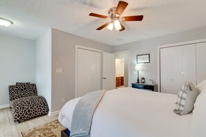 2 室のベッドルーム、デスク、アイロン / アイロン台、旅行用ベビーベッド