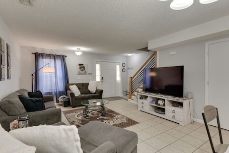 TV. Nashville HQ: King Bed | 5 Min to Broadway | Park