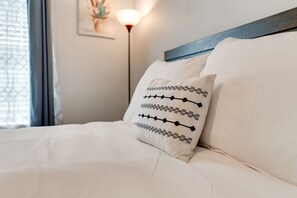 Escritorio, tabla de planchar con plancha, cuna de viaje y wifi 