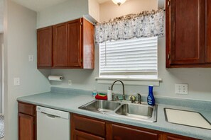 冷蔵庫、電子レンジ、オーブン、コンロ