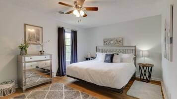 3 Schlafzimmer, Schreibtisch, Bügeleisen/Bügelbrett, Reisekinderbett