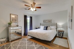 3 slaapkamers, een bureau, een strijkplank/strijkijzer, reisbedje