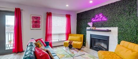 Una televisión, una chimenea