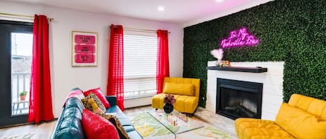 Televisión y chimenea