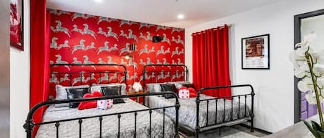 2 bedrooms, iron/ironing board, travel cot, WiFi