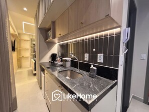 Basic Studio | Private kitchen | Fridge, microwave