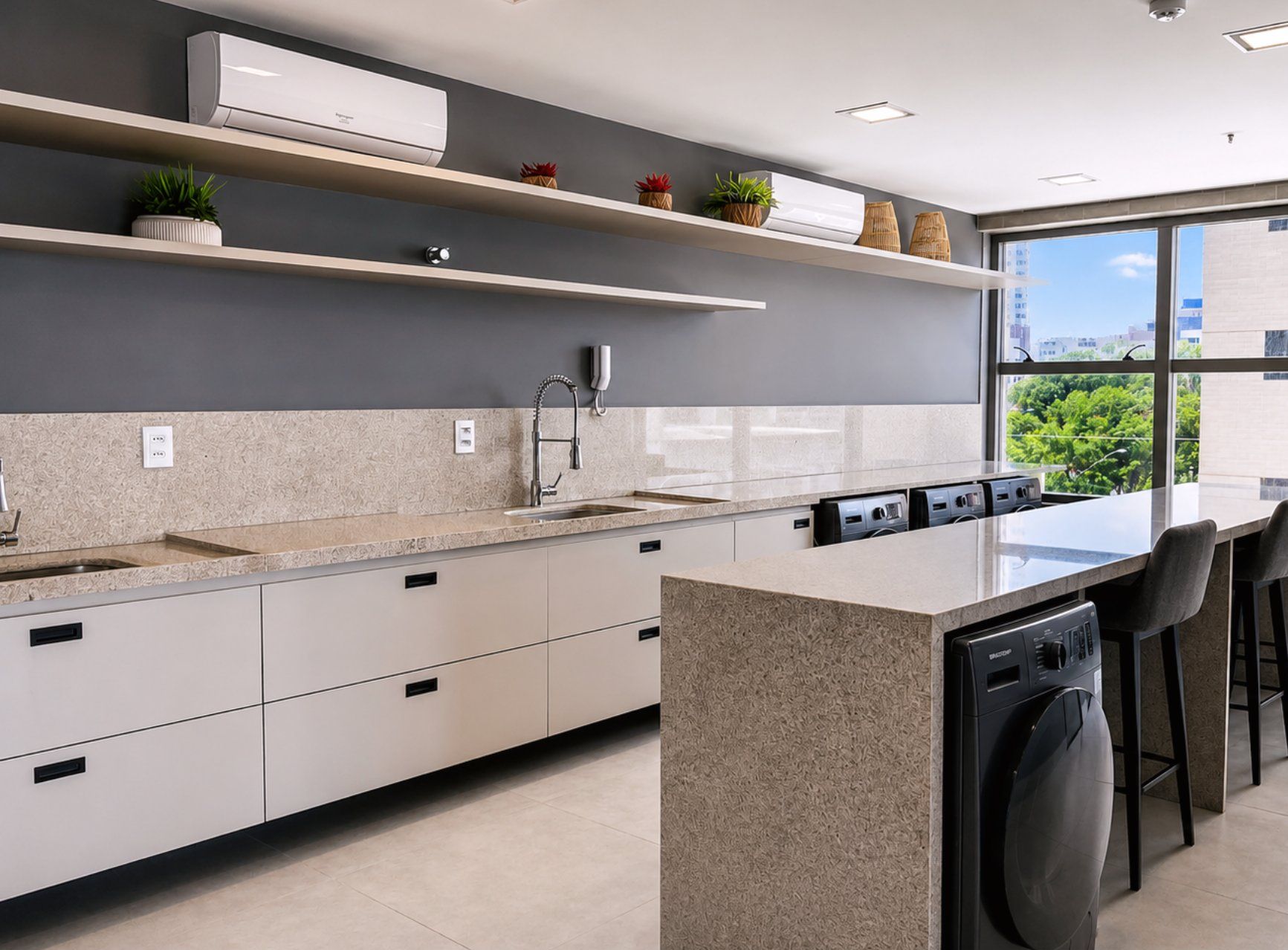 Una cocina moderna con una isla grande, electrodomésticos integrados y un ventanal con vistas a la ciudad.