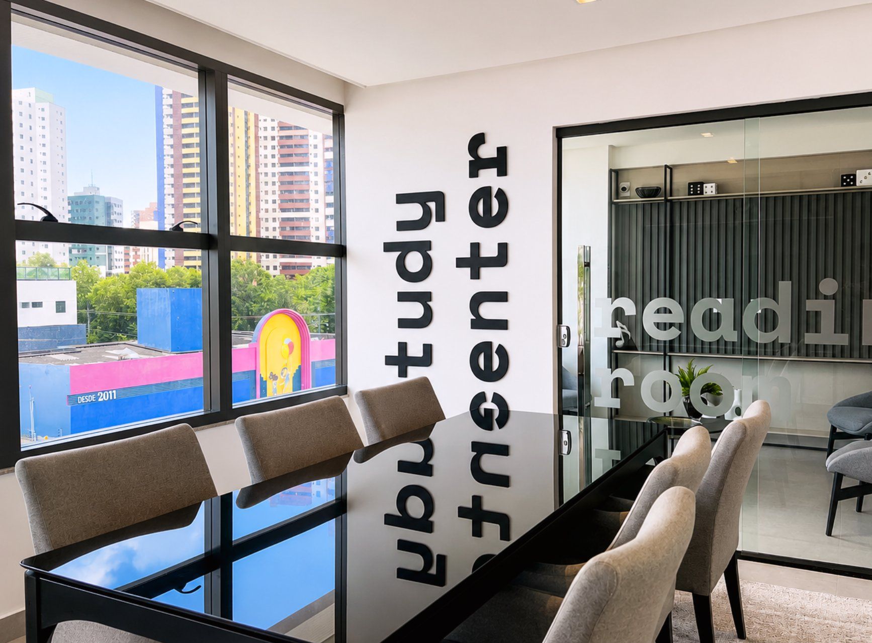 Un ufficio moderno con un'ampia vetrata, una reception e una zona relax.