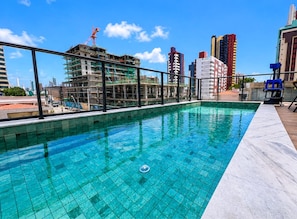 A rooftop pool with a view of a cityscape, including a construction site and high-rise buildings. - Simple Smart - LikeHome Hospedagens (João Pessoa)