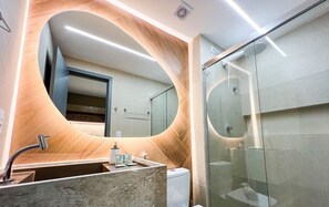 Basic Apartment | Bathroom | Shower, towels - Simple Smart - LikeHome Hospedagens (João Pessoa)