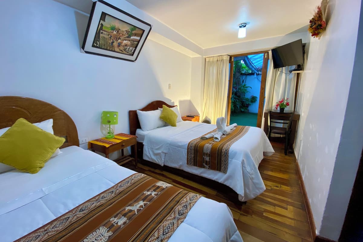 Camera familiare con letto matrimoniale o 2 letti singoli, patio, vista giardino | Una scrivania, postazione laptop, tende oscuranti, Wi-Fi gratuito
