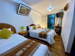 Chambre Familiale Double ou avec lits jumeaux, patio, vue jardin | Bureau, espace de travail pour ordinateur portable, rideaux occultants