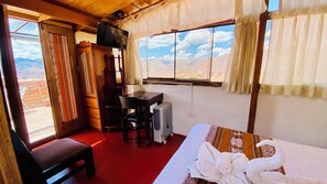 Desk, laptop workspace, blackout curtains, free WiFi - Amira's House Cusco (Cusco)