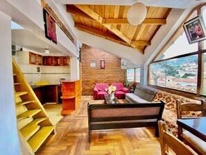 Chambre Économique Double ou avec lits jumeaux, vue colline | Bureau, espace de travail pour ordinateur portable, rideaux occultants