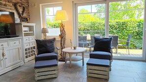 تلفزيون، مدفأة، كرة قدم الطاولة، كُتُب