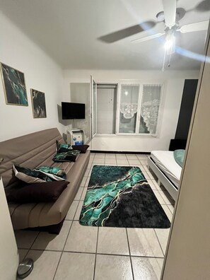 2 habitaciones, tabla de planchar con plancha, cuna de viaje y wifi 