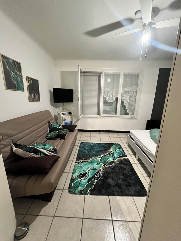 2 slaapkamers, een strijkplank/strijkijzer, reisbedje, wifi