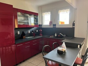 Réfrigérateur, micro-ondes, four, plaque de cuisson