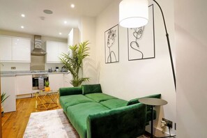 TV, stereo - Central London Luxurious House | 2BR 2BA (London)