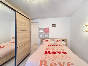 4 bedrooms, iron/ironing board, free WiFi