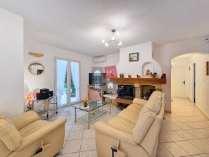 TV, fireplace - VILLA AVEC PISCINE LES ÉCUREUILS (Le Plan-de-la-Tour)