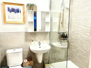 Apartment | Bathroom | Shower, free toiletries, hair dryer, towels