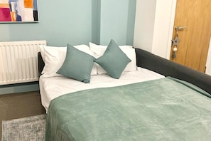 1 bedroom, iron/ironing board, free WiFi, bed sheets - Modern Central Edwardian Apartment 4pp Private Ent (Sheffield)