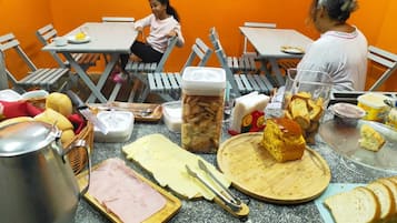 包含每日自助早餐