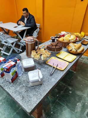 Free daily buffet breakfast - POUSADA MARCATTO (Londrina)