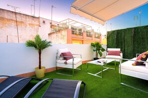 2 عدّة غرف نوم وأسرّة أطفال/رضّع (مجانًا)