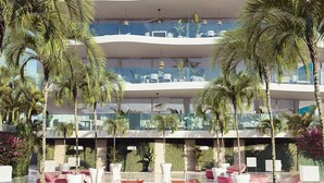 A multi-story hotel with balconies, a swimming pool, and palm trees. - Sea View Apartment Near The Beach (Fuengirola)
