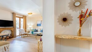 A living room with a fireplace, a television, and a dining area. - Stunning 4 Bedroom House in Albaicin Alhacaba (Granada)