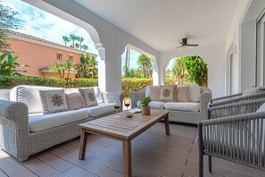 3 عدّة غرف نوم وأسرّة أطفال/رضّع (مجانًا)