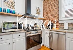 冷蔵庫、電子レンジ、オーブン、コンロ