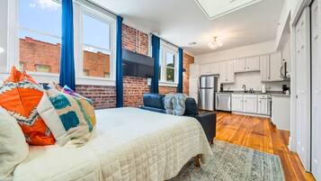 2 habitaciones, escritorio, tabla de planchar con plancha y wifi gratis