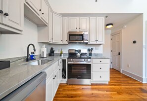 Kjøleskap, mikrobølgeovn, ovn og kokeplater