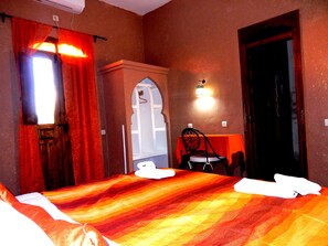 Habitación Confort, balcón, vista a la alberca | Ropa de cama de alta calidad, edredón, escritorio y wifi gratis 