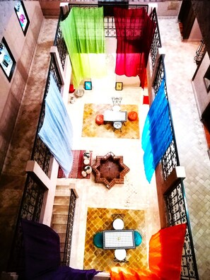 Habitación Confort, vistas al patio | Ropa de cama de alta calidad, edredones de plumas, escritorio