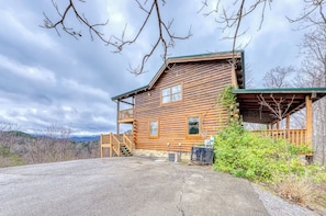 Exterior - Dogs ok! Hot Tub, Arcade, Fireplace, Pool, Perfect 4 Multiple Families, MT view! (Sevierville)