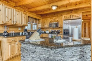 Fridge, microwave, oven, stovetop - Dogs ok! Hot Tub, Arcade, Fireplace, Pool, Perfect 4 Multiple Families, MT view! (Sevierville)