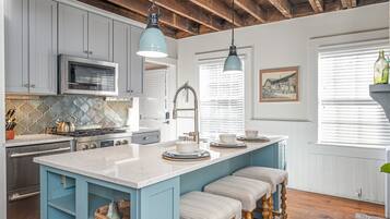 KylskÄp, mikrovÄgsugn, ugn och spishÀll