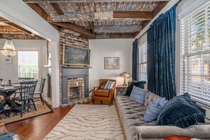 Smart-TV, Bücher, Stereoanlage