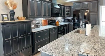 Beautiful and Spacious 5-bedroom home in Waynesville-Close to Fort Leonard Wood
