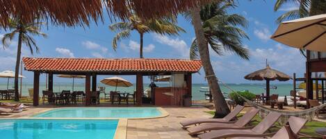 Una piscina al aire libre