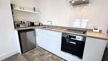 Refrigerador, microondas, horno y parrilla de estufa