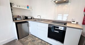 Kühlschrank, Mikrowelle, Ofen, Herdplatte